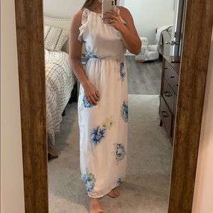 🌞 white & blue floral maxi dress! 🌞